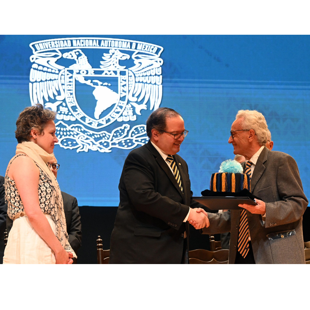 El Dr. Daniel Piñero recibió de manos del Rector de la UNAM las insignias como Investigador Emérito