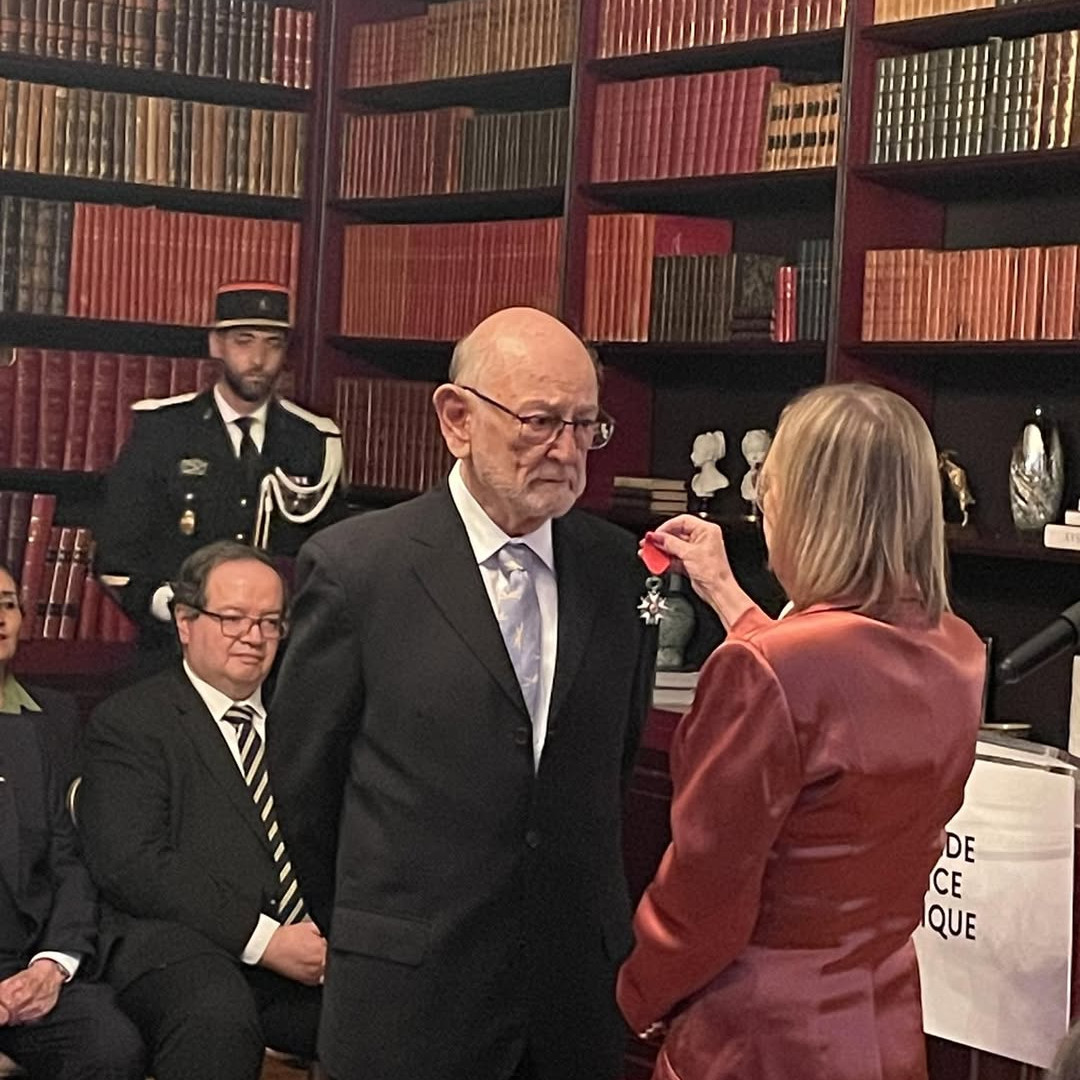 El Dr. José Sarukhán recibió la condecoración en el grado de Caballero de la Legión de Honor de la República Francesa